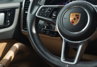 Подержанный автомобиль Porsche Cayenne 2018 года (21 фото)