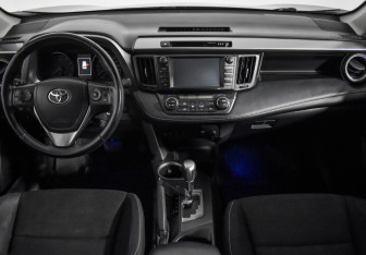 Подержанный автомобиль Toyota RAV4 2017 года (16 фото)