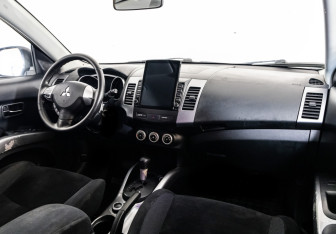 Подержанный автомобиль Mitsubishi Outlander 2008 года (9 фото)