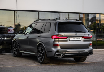 Подержанный автомобиль BMW X7 2021 года (8 фото)