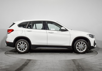 Подержанный автомобиль BMW X1 2021 года (4 фото)