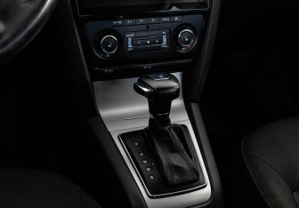 Подержанный автомобиль Skoda Octavia Liftback 2012 года (12 фото)