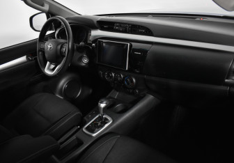 Подержанный автомобиль Toyota Hilux 2015 года (13 фото)