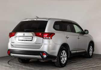 Подержанный автомобиль Mitsubishi Outlander 2017 года (5 фото)