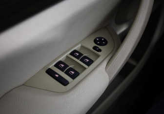 Подержанный автомобиль BMW X1 2011 года (24 фото)