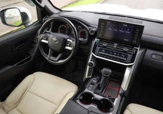 Подержанный автомобиль Toyota Land Cruiser Suv 2021 года (10 фото)