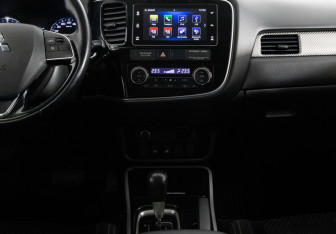 Подержанный автомобиль Mitsubishi Outlander 2018 года (12 фото)