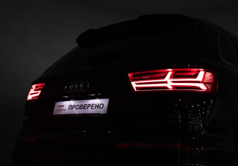 Подержанный автомобиль Audi Q7 2017 года (31 фото)