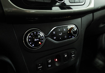 Подержанный автомобиль Renault Sandero 2015 года (16 фото)