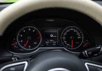Подержанный автомобиль Audi Q5 2013 года (14 фото)