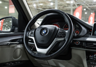 Подержанный автомобиль BMW X5 2015 года (19 фото)