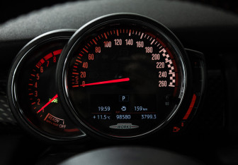 Подержанный автомобиль MINI Hatch 2020 года (12 фото)