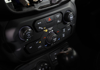 Подержанный автомобиль Jeep Renegade 2018 года (12 фото)