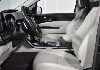 Подержанный автомобиль Kia Carnival 2020 года (10 фото)