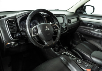 Подержанный автомобиль Mitsubishi Outlander 2013 года (11 фото)