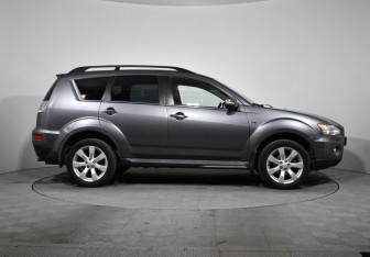 Подержанный автомобиль Mitsubishi Outlander 2011 года (4 фото)