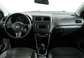 Подержанный автомобиль Volkswagen Polo Sedan 2013 года (13 фото)