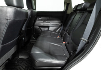 Подержанный автомобиль Mitsubishi Outlander 2017 года (10 фото)