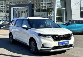 Подержанный автомобиль Kia Carnival 2021 года (3 фото)