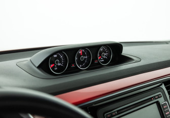 Подержанный автомобиль Volkswagen Beetle Hatchback 2013 года (17 фото)