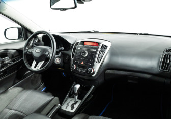 Подержанный автомобиль Kia Ceed Hatchback 2011 года (9 фото)