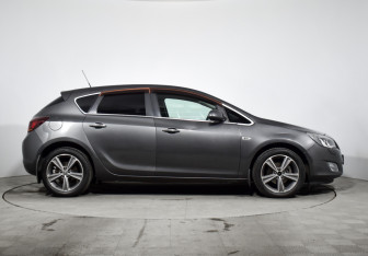 Подержанный автомобиль Opel Astra Hatchback 2012 года (4 фото)