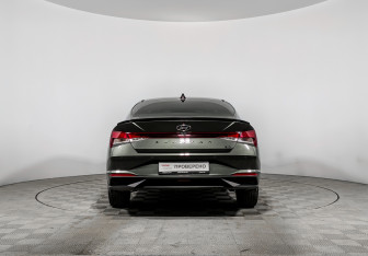 Подержанный автомобиль Hyundai Elantra Sedan 2021 года (6 фото)