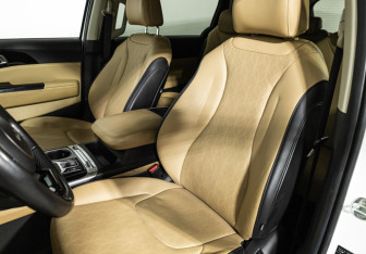 Подержанный автомобиль Kia Carnival 2021 года (11 фото)