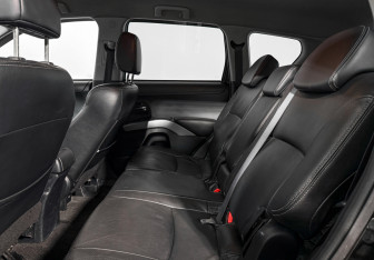 Подержанный автомобиль Mitsubishi Outlander 2012 года (11 фото)