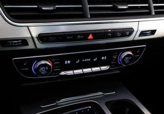 Подержанный автомобиль Audi Q7 2015 года (17 фото)