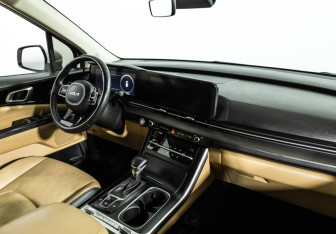 Подержанный автомобиль Kia Carnival 2021 года (9 фото)