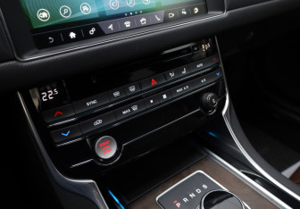 Подержанный автомобиль Jaguar XF Sedan 2017 года (17 фото)