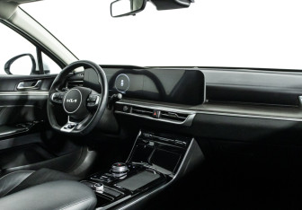Подержанный автомобиль Kia K5 2022 года (10 фото)