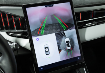 Подержанный автомобиль Geely Atlas 2024 года (17 фото)