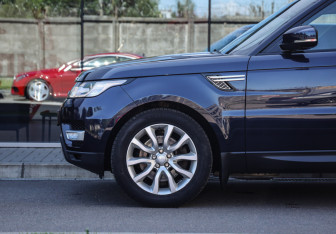 Подержанный автомобиль Land Rover Range Rover Sport 2015 года (10 фото)