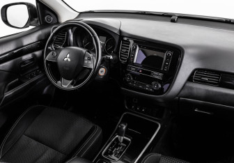 Подержанный автомобиль Mitsubishi Outlander 2018 года (9 фото)