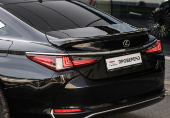 Подержанный автомобиль Lexus ES 2019 года (12 фото)