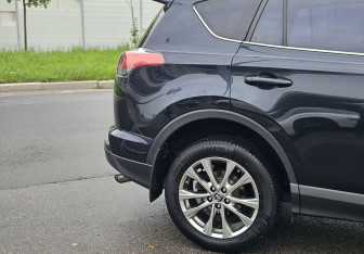 Подержанный автомобиль Toyota RAV4 2017 года (7 фото)
