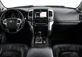 Подержанный автомобиль Toyota Land Cruiser Suv 2013 года (16 фото)