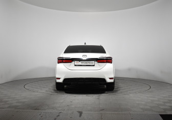 Подержанный автомобиль Toyota Corolla Sedan 2016 года (6 фото)