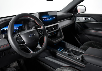 Подержанный автомобиль Ford Explorer 2024 года (9 фото)
