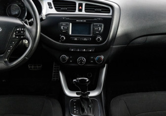 Подержанный автомобиль Kia Ceed Hatchback 2013 года (14 фото)