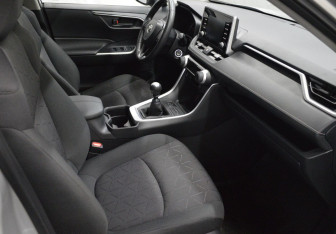 Подержанный автомобиль Toyota RAV4 2020 года (12 фото)