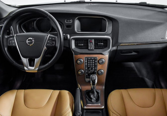 Подержанный автомобиль Volvo V40 Cross Country 2017 года (14 фото)