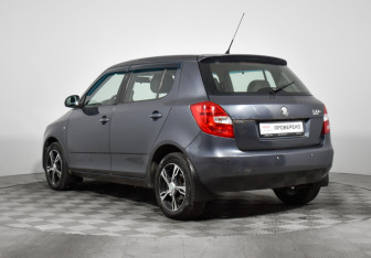 Подержанный автомобиль Skoda Fabia Hatchback 2009 года (7 фото)