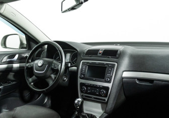 Подержанный автомобиль Skoda Octavia Liftback 2010 года (9 фото)