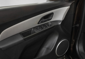 Подержанный автомобиль Chevrolet Cruze Wagon 2014 года (16 фото)