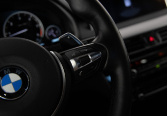 Подержанный автомобиль BMW X5 2017 года (19 фото)