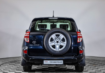 Подержанный автомобиль Toyota RAV4 2012 года (6 фото)