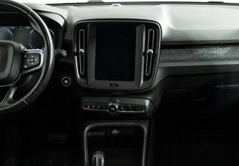 Подержанный автомобиль Volvo XC40 2019 года (14 фото)